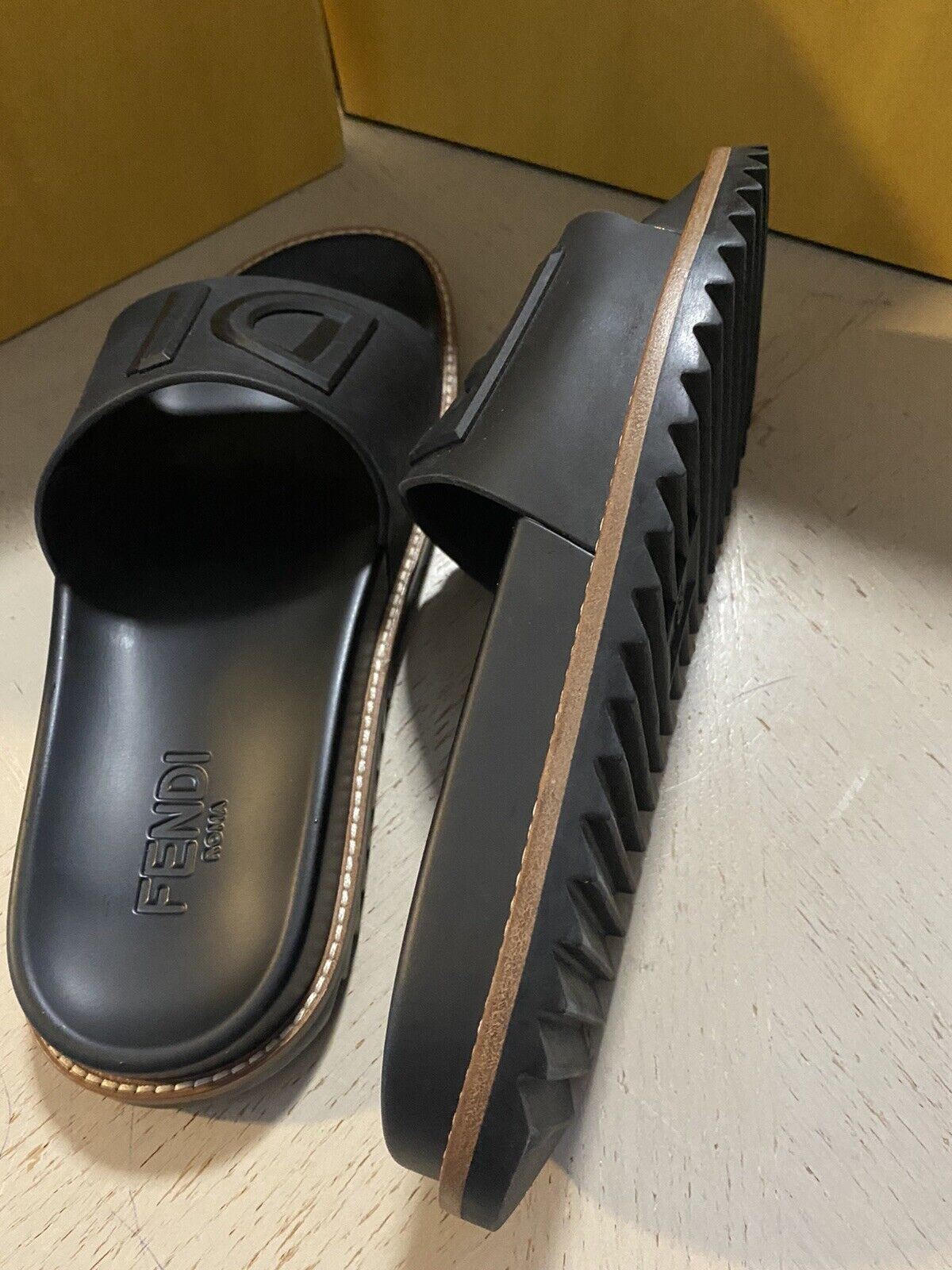 NIB Fendi Herren Logo geprägte Slide Sandalen Schwarz 8 US/7 UK Italien