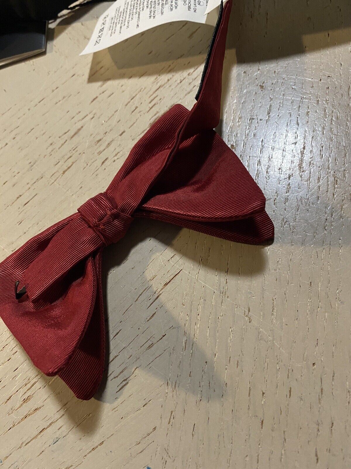 Новый красный галстук-бабочка Gucci, сделанный в Италии