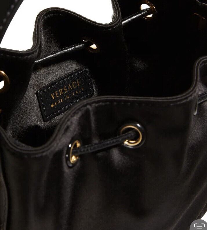 Neu $ 1275 Versace Damen Abendtasche mit Medusa-Charm, Satin-Hobo-Tasche, Schwarz, Italien