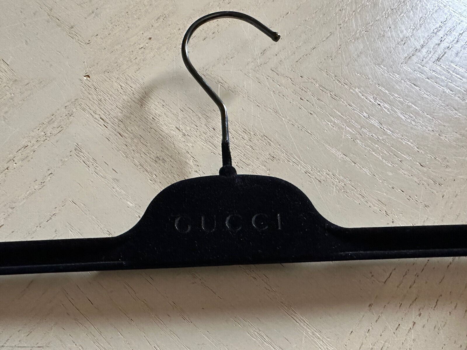 Neuer rutschfester schwarzer Hosenbügel von Gucci 