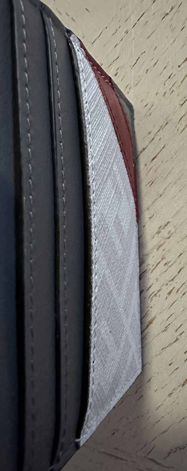 Neues Kartenetui aus Leder mit Fendi-Logo-Print, Creme/Rot/Grau, Italien
