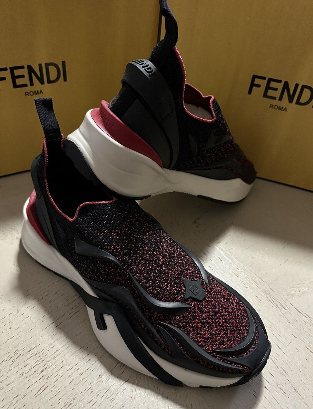 NIB $ 1050 Fendi Flow Knit Low Top Sneakers Rubin/Schwarz 10 US/9 UK