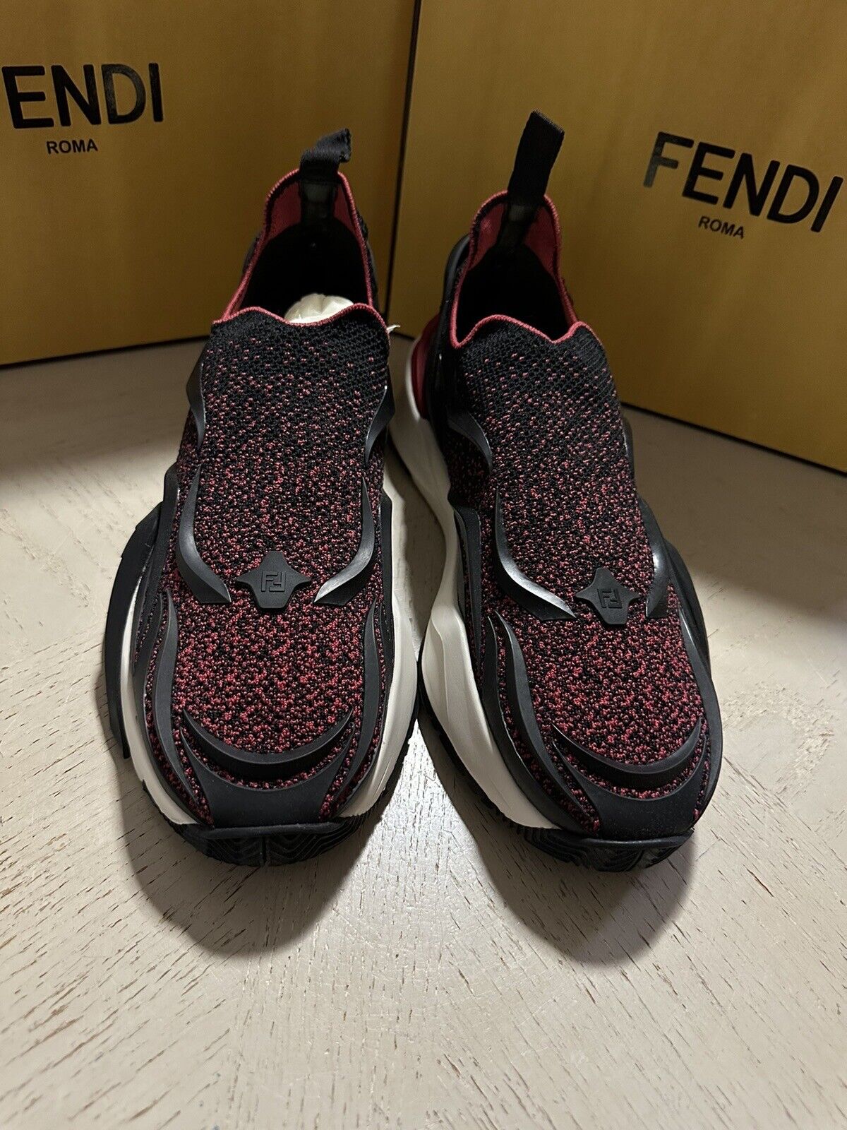 NIB $ 1050 Fendi Flow Knit Low Top Sneakers Rubin/Schwarz 10 US/9 UK