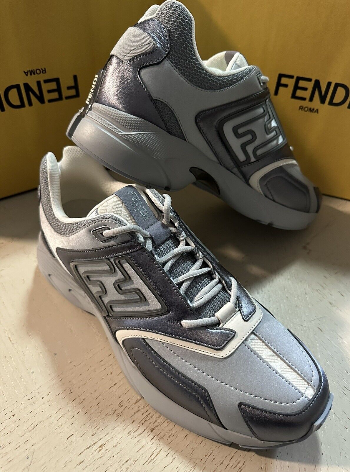 NIB $ 1200 Fendi Herren FF Logo Leder Athletic Sneakers Grau/Silber 11 US/10 UK