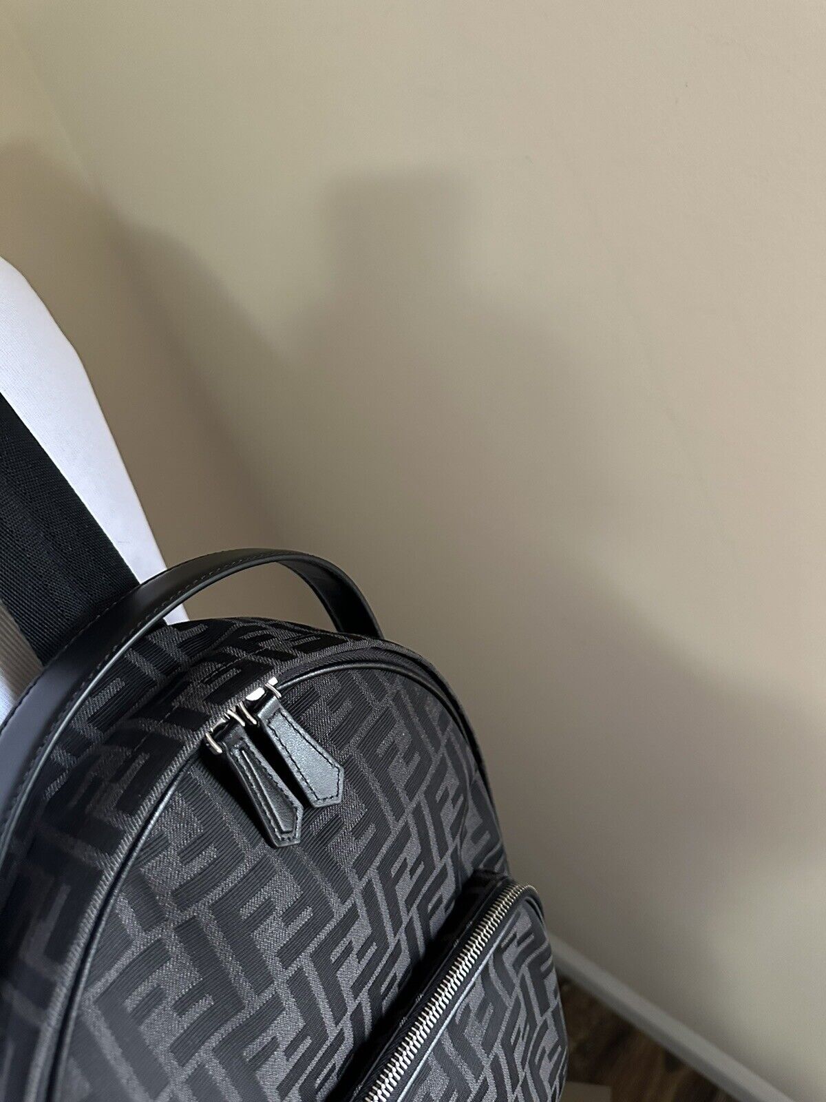 Новый рюкзак Fendi на одно плечо из холста/кожи с логотипом FF, черный/коричневый 7VZ065 за $2100