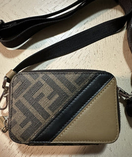 Новая мини-сумочка на молнии Fendi из кожи/холщовой ткани, коричневая, Италия, за 920 долларов