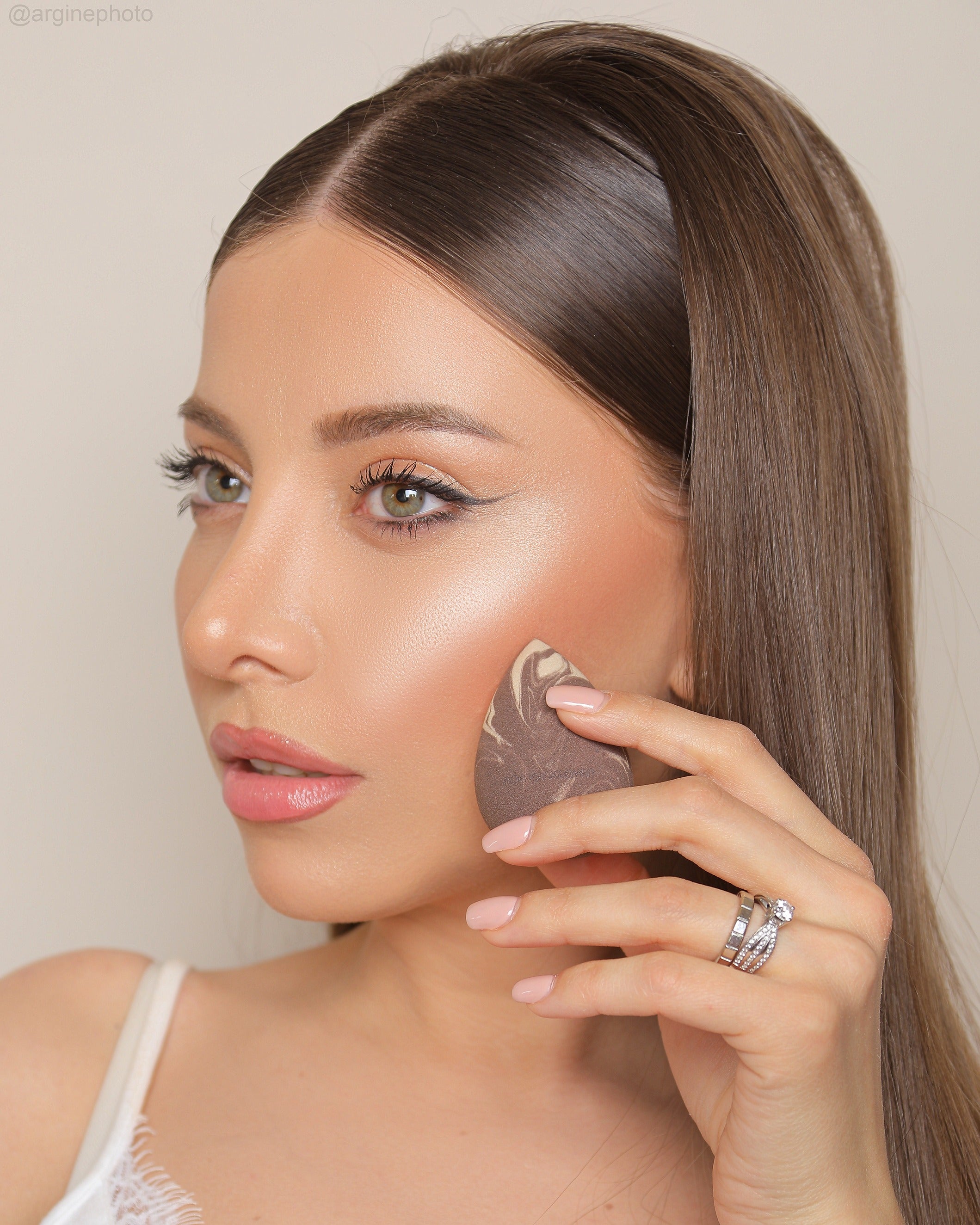 Губка для макияжа AGA: способы сделать тональную основу вашей второй кожей